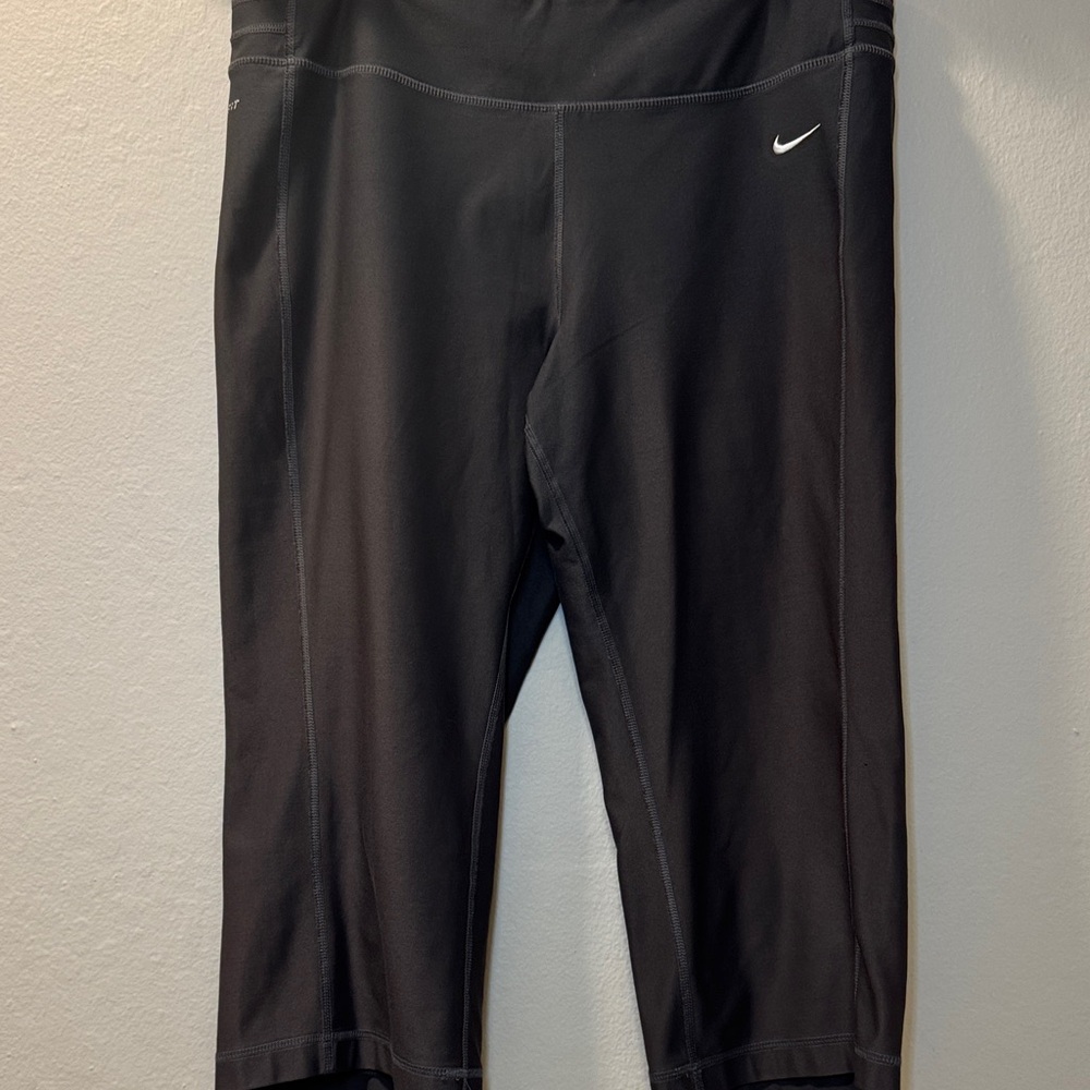 Nike Black Cropped Performance Capris - Picture 3 of 10